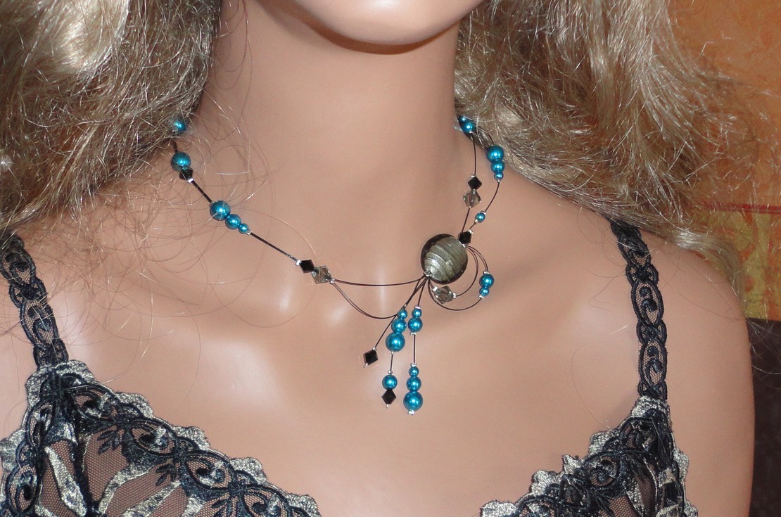 Collier câble, perles nacrées bleues/noires,toupies Swaroski