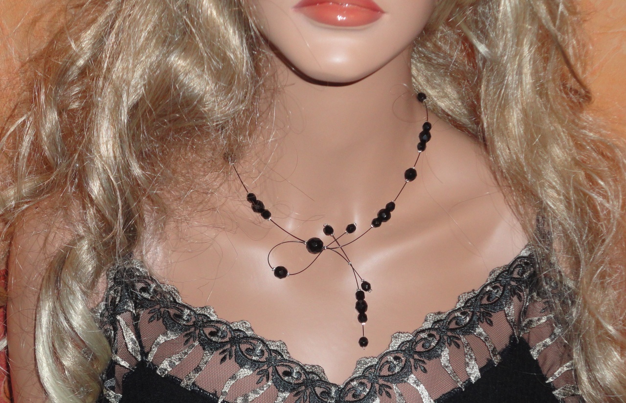 Collier soirée, mariage , facettes noires