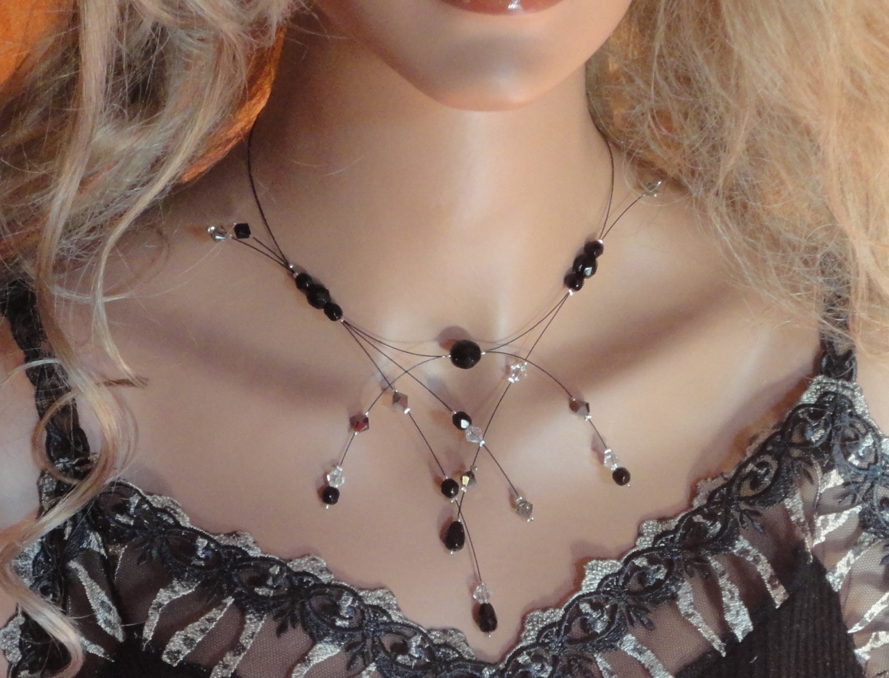 Collier fil câblé, soirée, fêtes, facettes noires et cristal