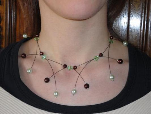Collier mariage fil câblé, perles vert anis et chocolat