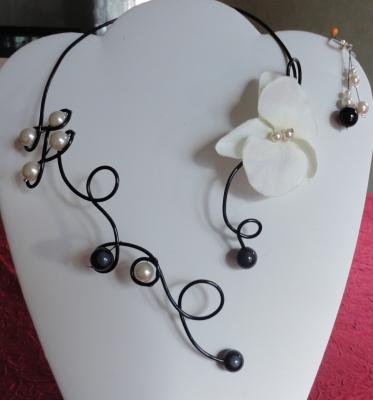 Collier mariage sur fil alu, noir et orchidée