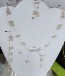 Collier fil câblé perles nacrées blanches
