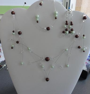 Collier mariage moderne perles nacrées couleur verte et chocolat
