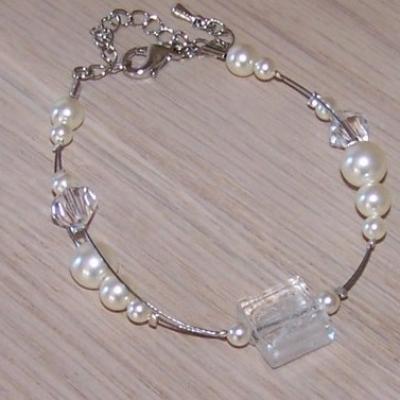 Bracelet mariage, fil câblé , perles nacrées blanches