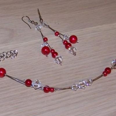 Bracelet perles nacrées rouge et toupies cristal