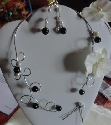 Collier mariage sur fil alu et orchidée